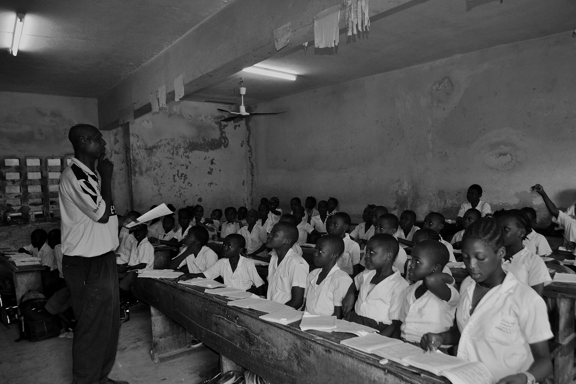 Élèves assis à leurs bancs dans une salle de classe d’école primaire.