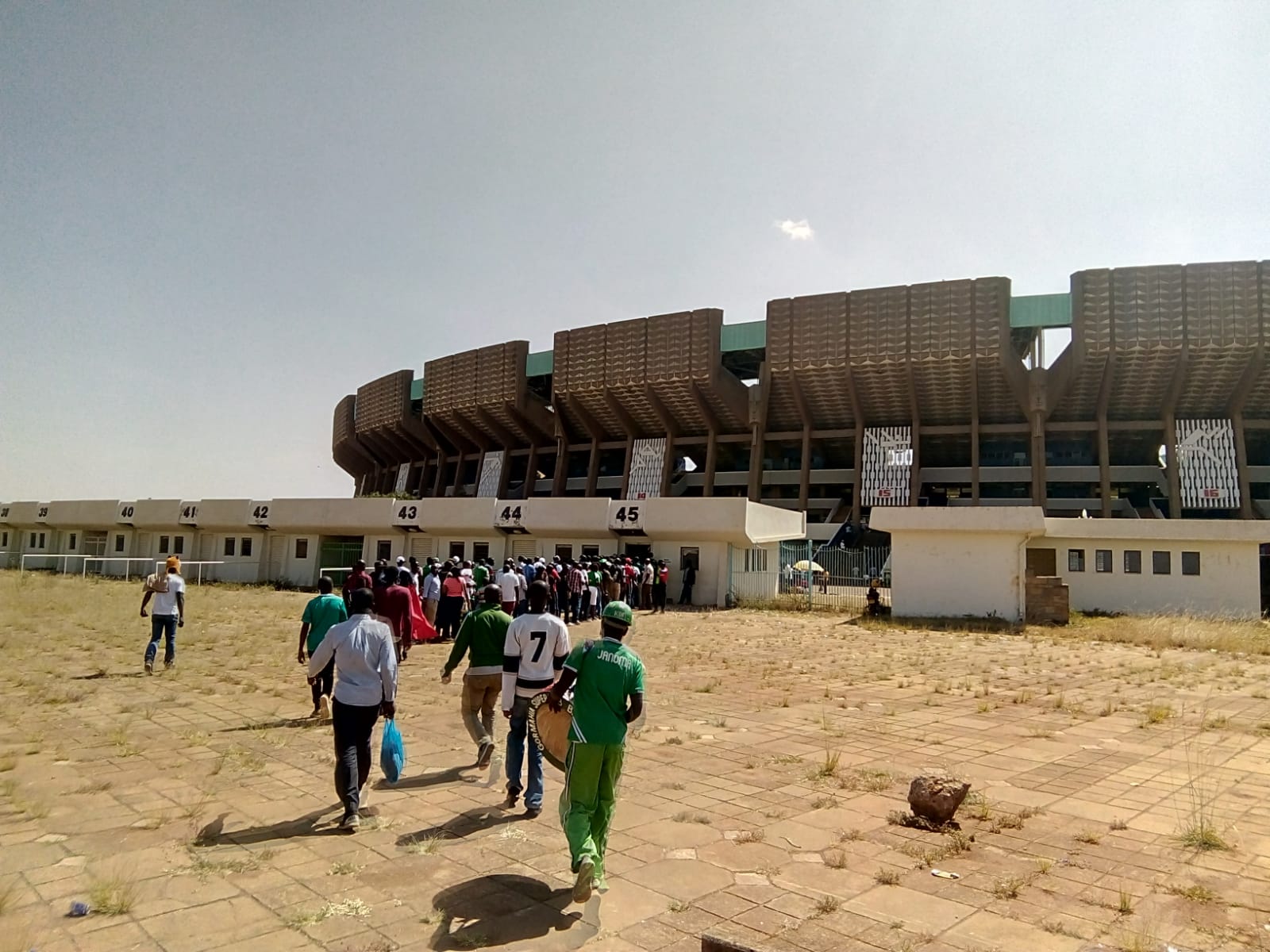 Joueurs, arbitres et supporters avant le coup d’envoi d’un match de football.
