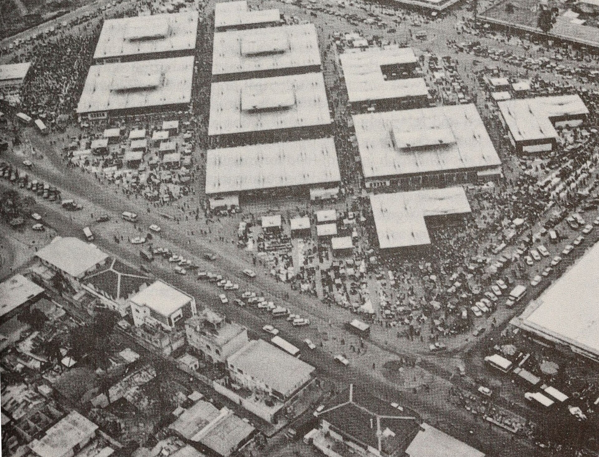 Vue des allées du Marché central de Kinshasa, entre étals de vivres et commerce de détail.